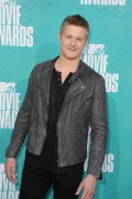 Александр Людвиг (Alexander Ludwig) 2012 MTV Movie Awards (June 3) - 8xHQ Efa07d196623821